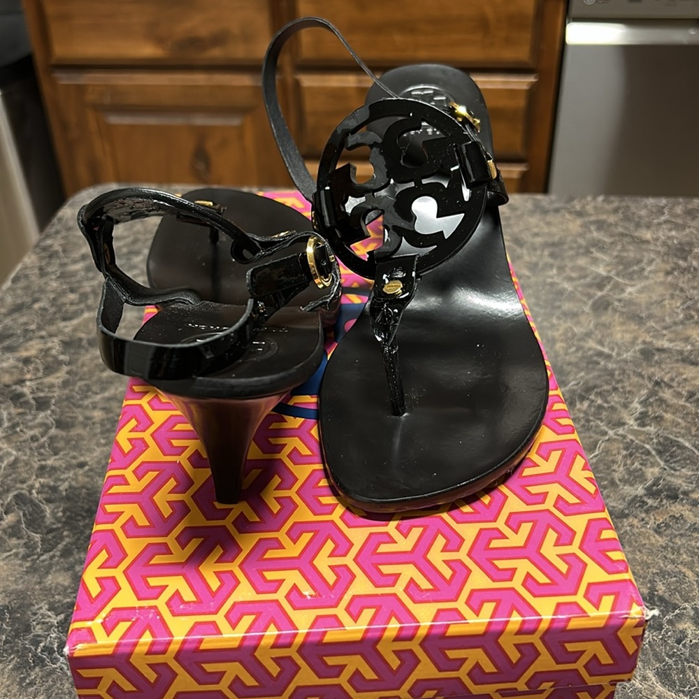 Tory Burch - black patent leather sandals, size 9 - Picture 2 of 7